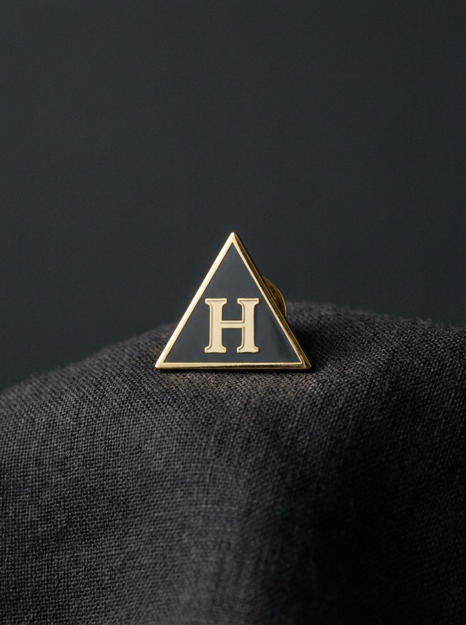 Pin Esmaltado Monograma H — render de concepto